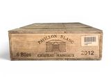 une vieille boîte de vin posée sur une surface blanche