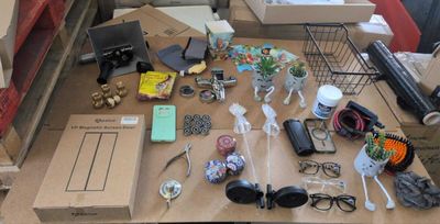 une table sur laquelle se trouvent de nombreux objets