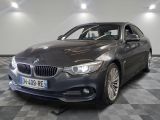 Une BMW Série 4 berline dans un showroom au sol à damier