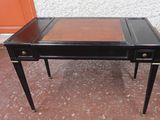 une image représentant un petit bureau noir avec un plateau marron