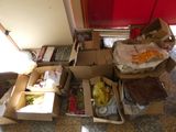 de nombreuses boîtes de nourriture posées par terre devant une porte rouge