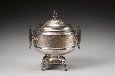 une théière ancienne en métal argenté avec couvercle, posée sur un socle
