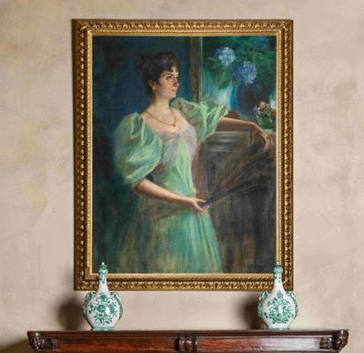un tableau représentant une femme en robe verte accroché au mur