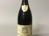 une bouteille de vin rouge posée sur une table
