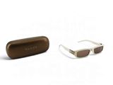 Lunettes de soleil Gucci et leur étui sur fond blanc