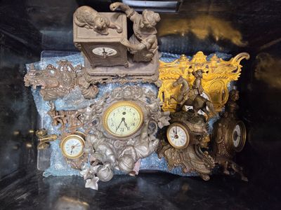 Six horloges avec montures en métal à figures.