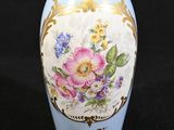 un vase orné de fleurs peintes sur fond noir