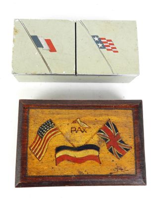 deux paquets de cigarettes ornés de drapeaux et une boîte d'allumettes