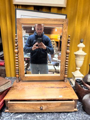 un homme se prenant en photo dans un miroir