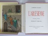 un livre sur lequel figure la photo d'une femme et d'un homme assis sur un banc