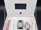 trois montres dans un coffret posé sur un fond noir