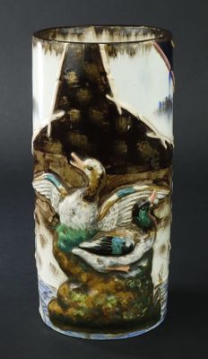 Vase rouleau en barbotine à décor japonisant de canards et b…
