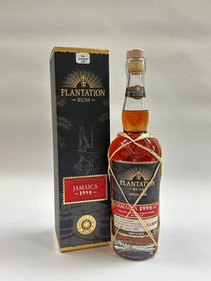 une bouteille de rhum Plantation devant une boîte