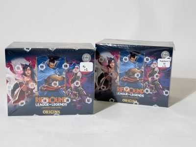 Deux boîtes de jeux de cartes sont posées sur une surface blanche.