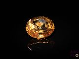 gros plan d'un diamant jaune sur une surface noire