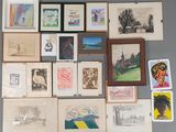 beaucoup de photos accrochées au mur d'une pièce