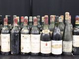 beaucoup de bouteilles de vin sur une table