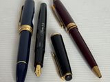 trois types de stylos différents sont alignés sur une surface blanche