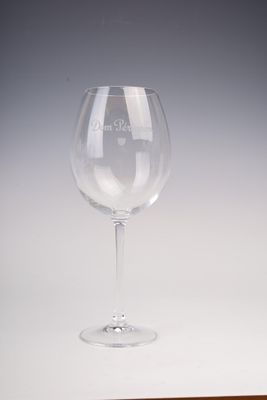 un verre à vin posé sur une table