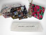 Les sacs à main et les porte-monnaie Marc Jacobs sont présentés sur un fond blanc