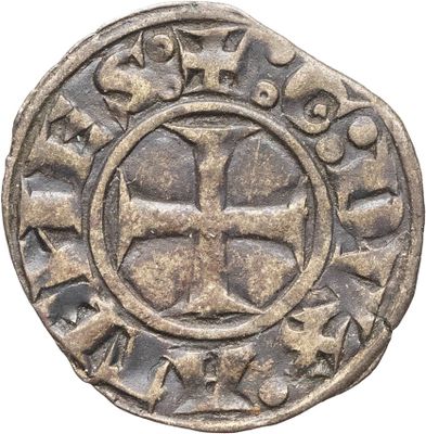 une pièce d'argent sur laquelle est gravée une croix