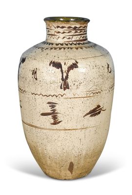 un vase posé sur une surface blanche