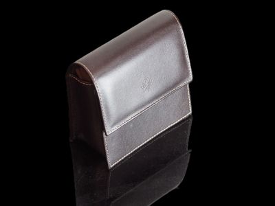 un sac à main noir et argent posé sur une surface noire