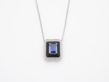 un pendentif composé d'un saphir bleu carré et de diamants, monté sur une chaîne en argent