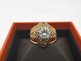 l'image d'une bague en or sertie d'un diamant