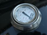 un gros plan d'un thermomètre posé sur le capot d'une voiture