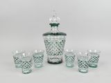 un service en verre vert composé d'une carafe et de quatre verres