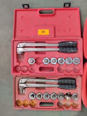 une boîte à outils rouge avec des outils sur une table