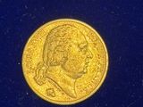 gros plan d'une pièce d'or sur une surface bleue