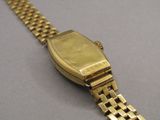 une image d'un gros plan d'une montre-bracelet sur une table