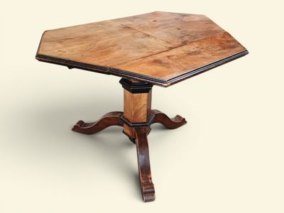une image d'une table en bois sur fond blanc