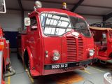 un camion de pompiers rouge garé dans un garage