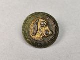 un gros plan sur un bouton orné d'un chien