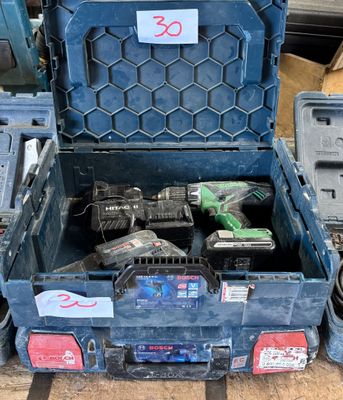 une caisse à outils bleue contenant des outils, posée sur une palette