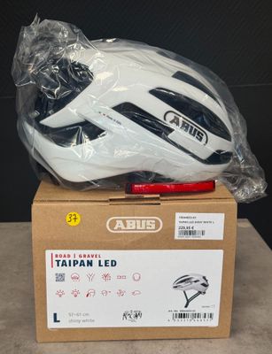 une image représentant un casque blanc posé sur une boîte en carton