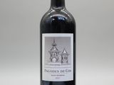 la bouteille de vin rouge est posée sur la table