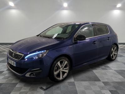la voiture bleue est garée sur le sol en damier d'un garage