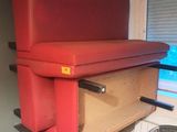 un canapé rouge posé sur une table dans une pièce