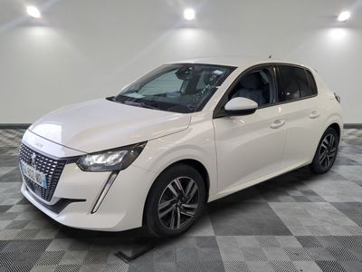 une voiture blanche garée dans une pièce au sol en damier
