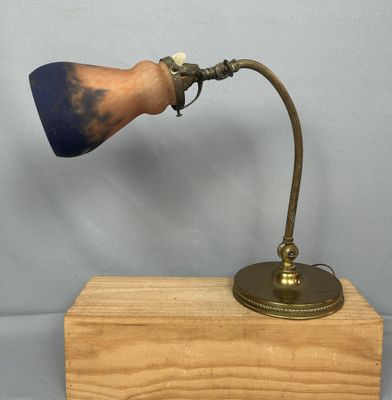 un socle en bois sur lequel est posée une lampe