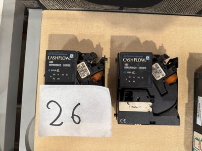 deux appareils photo noir et blanc posés l'un à côté de l'autre sur une table