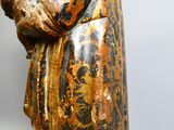 une vieille statue représentant un homme tenant un bébé dans ses bras