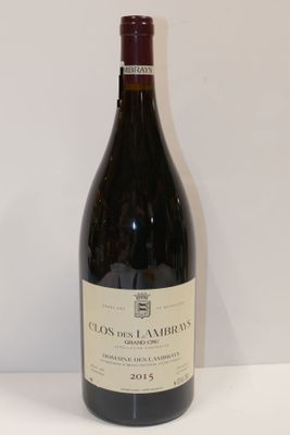 une bouteille de vin posée sur une table