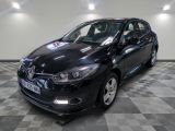 la voiture noire est garée sur un sol en damier dans le garage