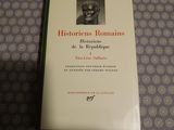 la photo d'un livre sur lequel figure la photo d'un homme