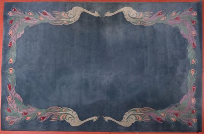 un tapis bleu sur lequel sont représentés deux oiseaux